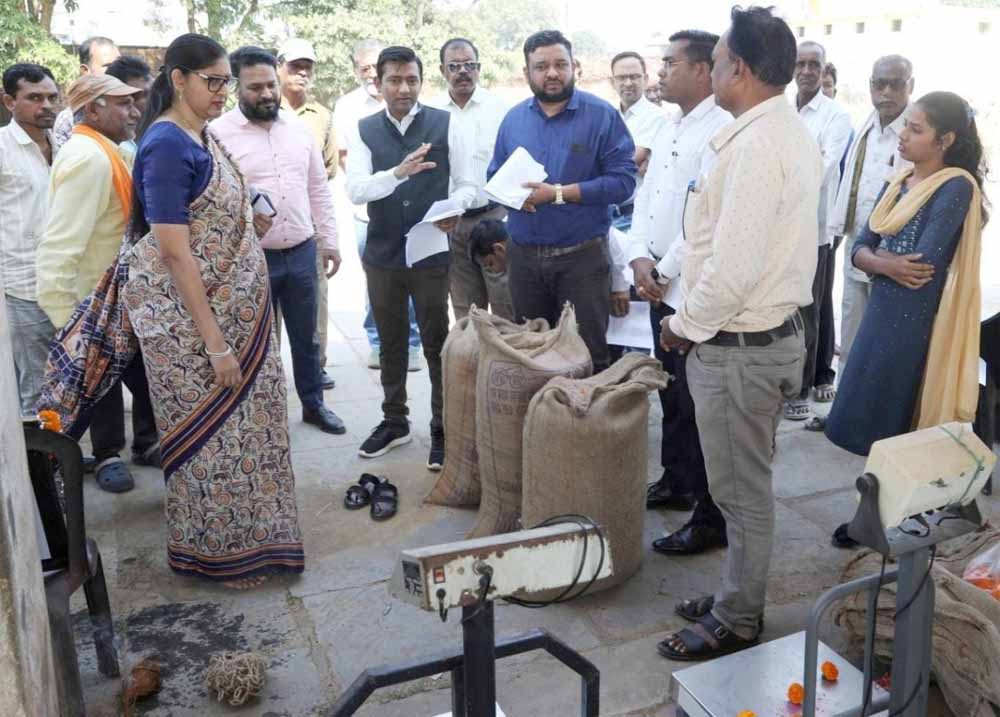 कांकेर जिले के धान खरीदी केंद्रों की व्यवस्था का लिया जायज़ा : सचिव रीना बाबा साहेब कंगाले ने कांकेर जिले के धान खरीदी केंद्रों की व्यवस्था का लिया जायज़ा : सचिव रीना बाबा साहेब कंगाले ने