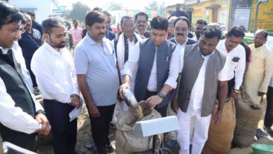 राजस्व मंत्री टंकराम वर्मा ने कांकेर जिला के मालगांव खरीदी केन्द्र में पूजा अर्चना कर धान खरीदी का किया शुभारंभ