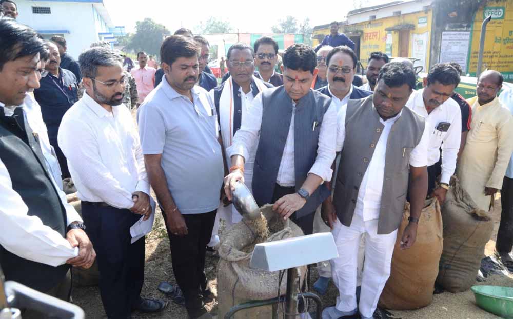 राजस्व मंत्री टंकराम वर्मा ने कांकेर जिला के मालगांव खरीदी केन्द्र में पूजा अर्चना कर धान खरीदी का किया शुभारंभ राजस्व मंत्री टंकराम वर्मा ने कांकेर जिला के मालगांव खरीदी केन्द्र में पूजा अर्चना कर धान खरीदी का किया शुभारंभ