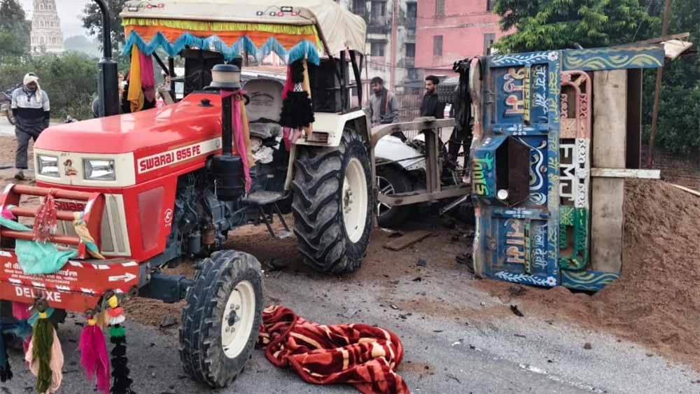 ग्वालियर-झांसी हाईवे पर भीषण टक्कर: रेत भरे ट्रैक्टर से भिड़ी फॉर्च्यूनर, 5 की मौत ग्वालियर-झांसी हाईवे पर भीषण टक्कर: रेत भरे ट्रैक्टर से भिड़ी फॉर्च्यूनर, 5 की मौत