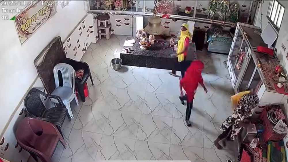 मंदिर से दानपेटी चोरी: लड़कियाँ CCTV कैमरे में हुईं कैद मंदिर से दानपेटी चोरी: लड़कियाँ CCTV कैमरे में हुईं कैद