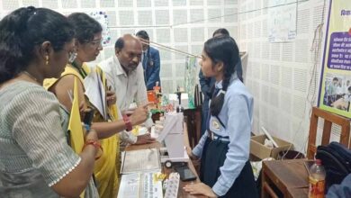 पीएम श्री स्कूल की छात्रा ने बनाया एआई रोबोट — अब गणित, अंग्रेजी और हर विषय के सवालों के देगा जवाब