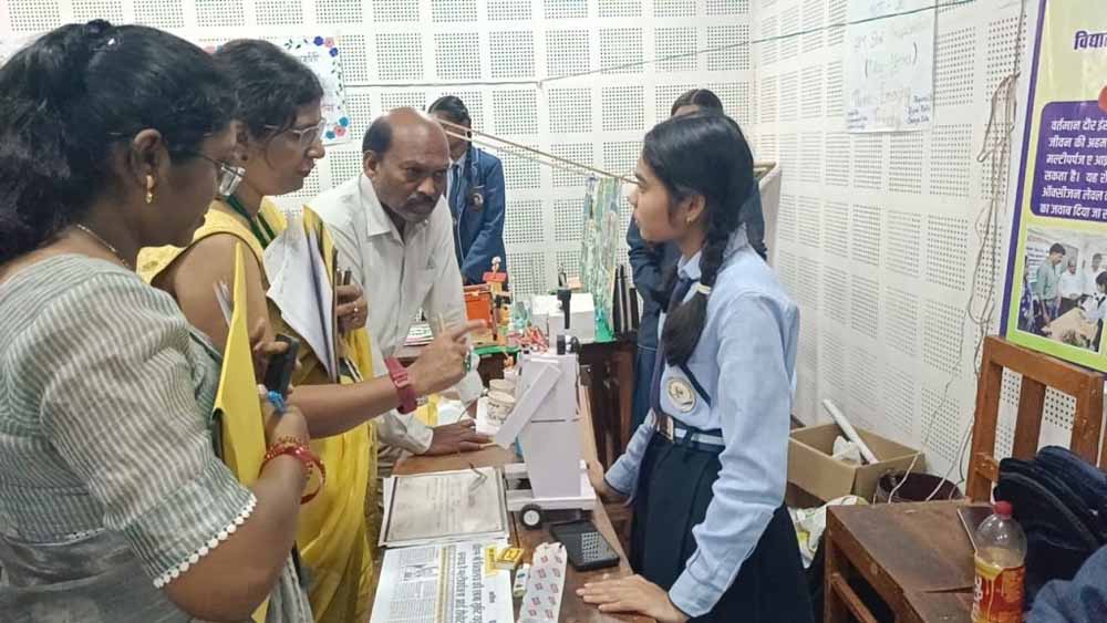 पीएम श्री स्कूल की छात्रा ने बनाया एआई रोबोट — अब गणित, अंग्रेजी और हर विषय के सवालों के देगा जवाब पीएम श्री स्कूल की छात्रा ने बनाया एआई रोबोट — अब गणित, अंग्रेजी और हर विषय के सवालों के देगा जवाब