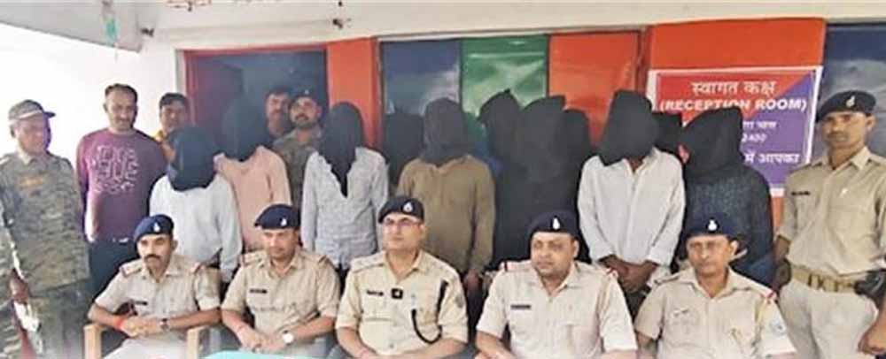 अवैध शराब माफिया पर पुलिस का शिकंजा: 11 आरोपी रंगेहाथ गिरफ्तार