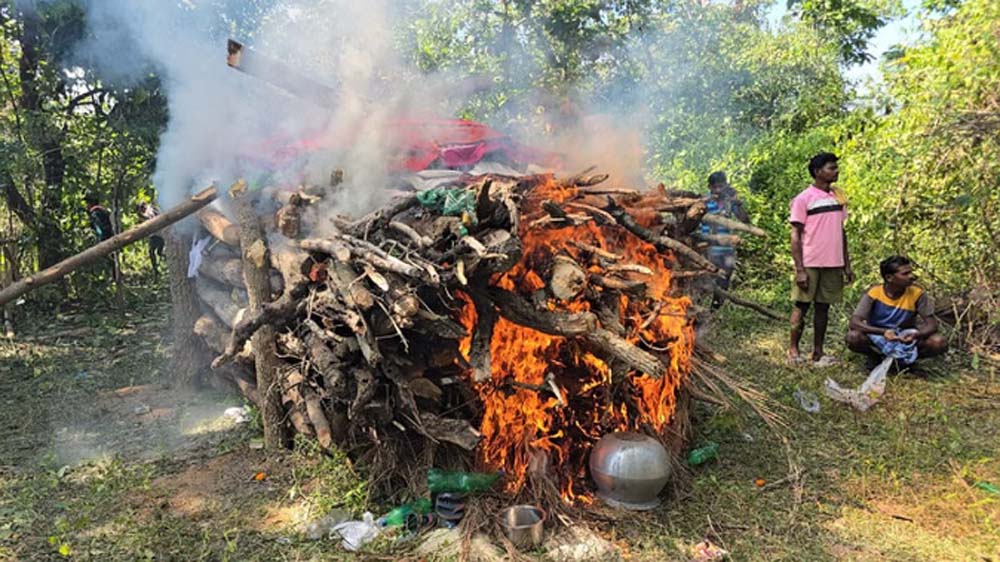 मुठभेड़ में मारे गए नक्सली हिड़मा का अंतिम संस्कार, पत्नी राजे को लाल जोड़े में विदाई