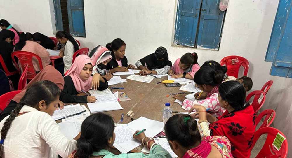 परीक्षा में भारी अव्यवस्था: एक बेंच पर 5–6 छात्रों को बैठाना पड़ा, जेपीयू ने तलब किया स्पष्टीकरण