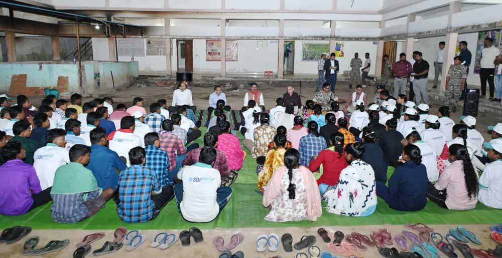 पुनर्वासित युवाओं के साथ उपमुख्यमंत्री ने लगाई चौपाल, खुद बैठकर युवाओं के बनवाये आधारभूत दस्तावेज