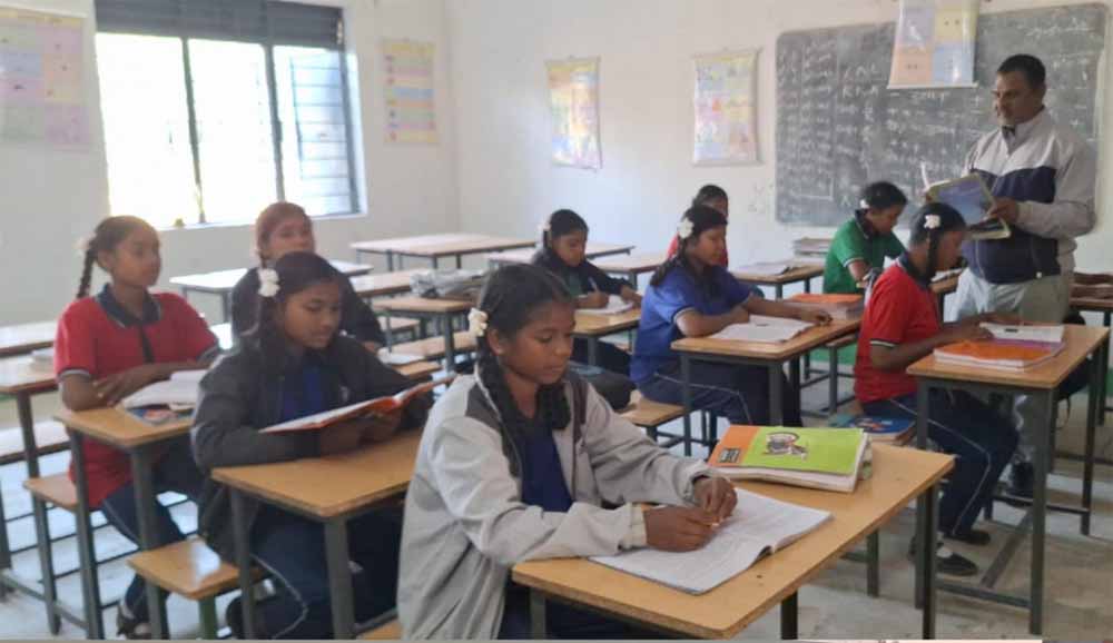 आखिर पहुंची उम्मीद की रोशनी: पतुरियाडाँड़ हाई स्कूल में अंग्रेजी व्याख्याता मिलने से छात्रों के सपनों को मिली नई उड़ान