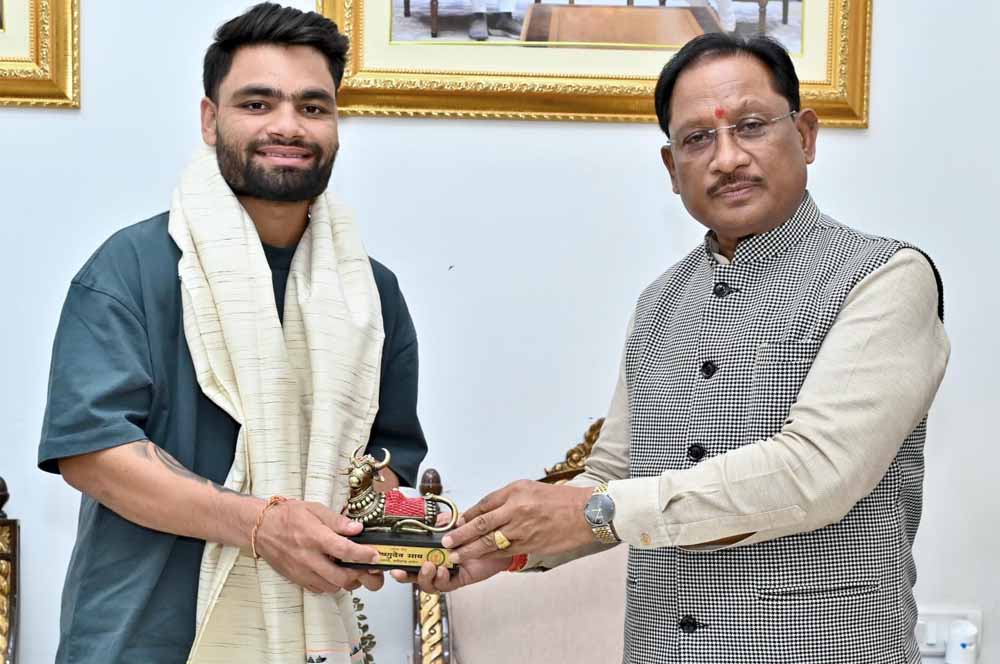 भारतीय क्रिकेट टीम के बल्लेबाज़ रिंकू सिंह ने मुख्यमंत्री से की सौजन्य मुलाकात
