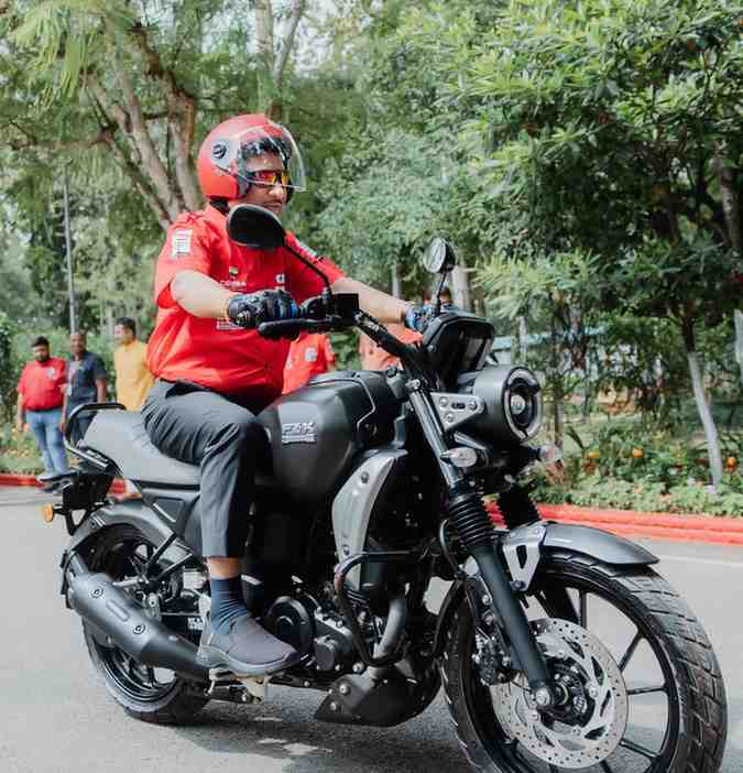 मुख्यमंत्री विष्णुदेव साय ने स्वयं बाइक चलाकर युवाओं को दिया सुरक्षित ड्राइविंग का संदेश