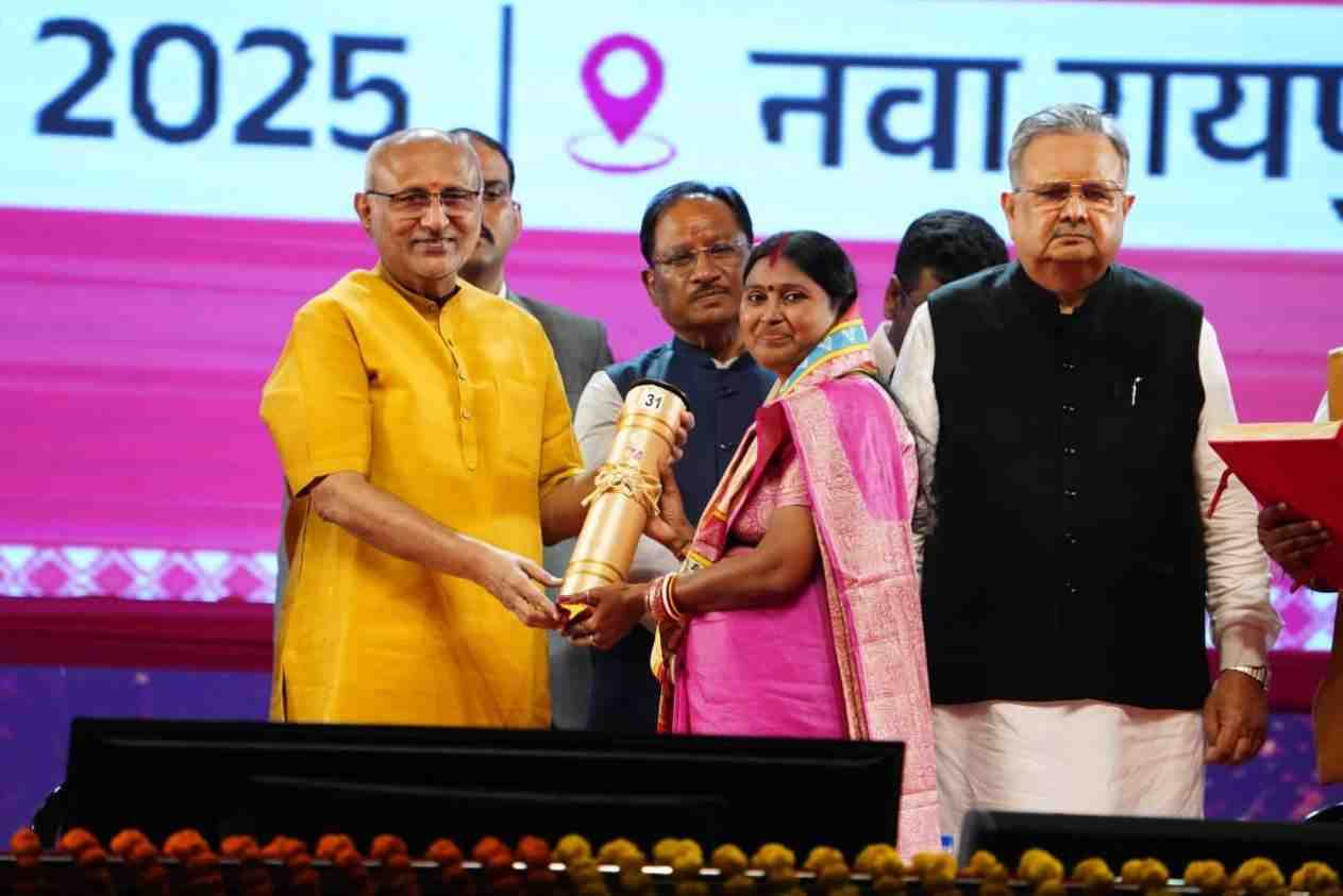 उप राष्ट्रपति सीपी राधाकृष्णन ने छत्तीसगढ़ के 34 अलंकरण से 37 विभूतियों एवं 4 संस्थाओं को किया सम्मानित उप राष्ट्रपति सीपी राधाकृष्णन ने छत्तीसगढ़ के 34 अलंकरण से 37 विभूतियों एवं 4 संस्थाओं को किया सम्मानित