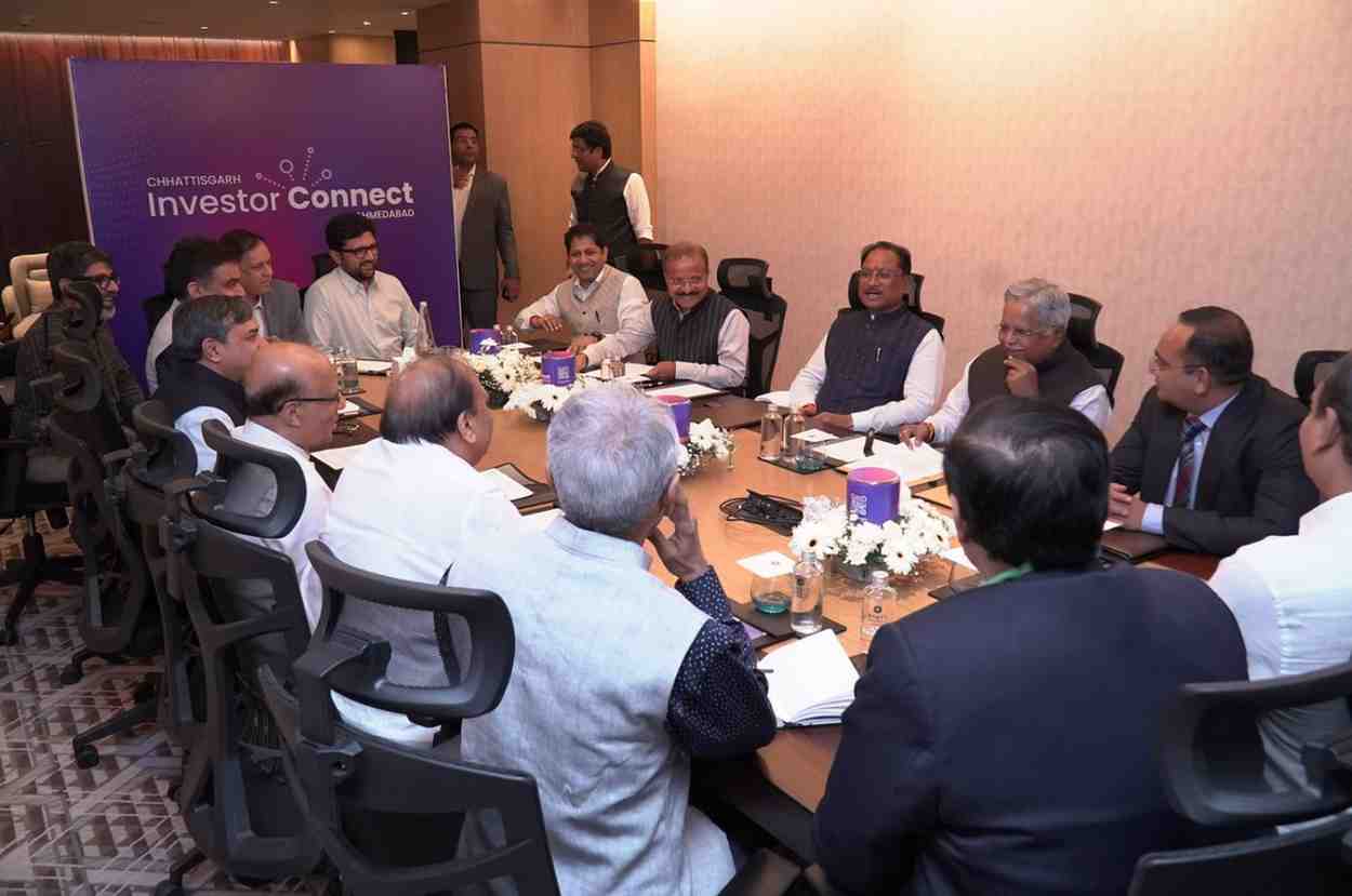 अहमदाबाद के टेक्सटाइल एसोसिएशन समूह ने मुख्यमंत्री विष्णुदेव साय से की मुलाकात, कपड़ा उद्योग में निवेश की रुचि दिखाई