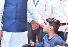 पैरों से चित्र उकेरने वाली पूनम बिटिया के जीवन में मुख्यमंत्री ने भरी नई उम्मीद, अब विशेष विद्यालय में मिलेगा शिक्षण और छात्रवृत्ति