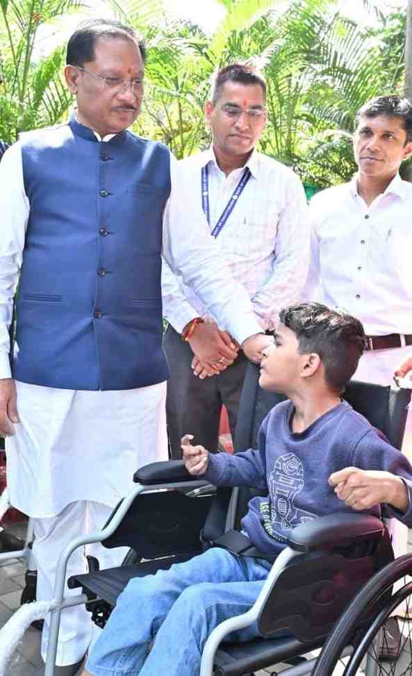 पैरों से चित्र उकेरने वाली पूनम बिटिया के जीवन में मुख्यमंत्री ने भरी नई उम्मीद, अब विशेष विद्यालय में मिलेगा शिक्षण और छात्रवृत्ति पैरों से चित्र उकेरने वाली पूनम बिटिया के जीवन में मुख्यमंत्री ने भरी नई उम्मीद, अब विशेष विद्यालय में मिलेगा शिक्षण और छात्रवृत्ति