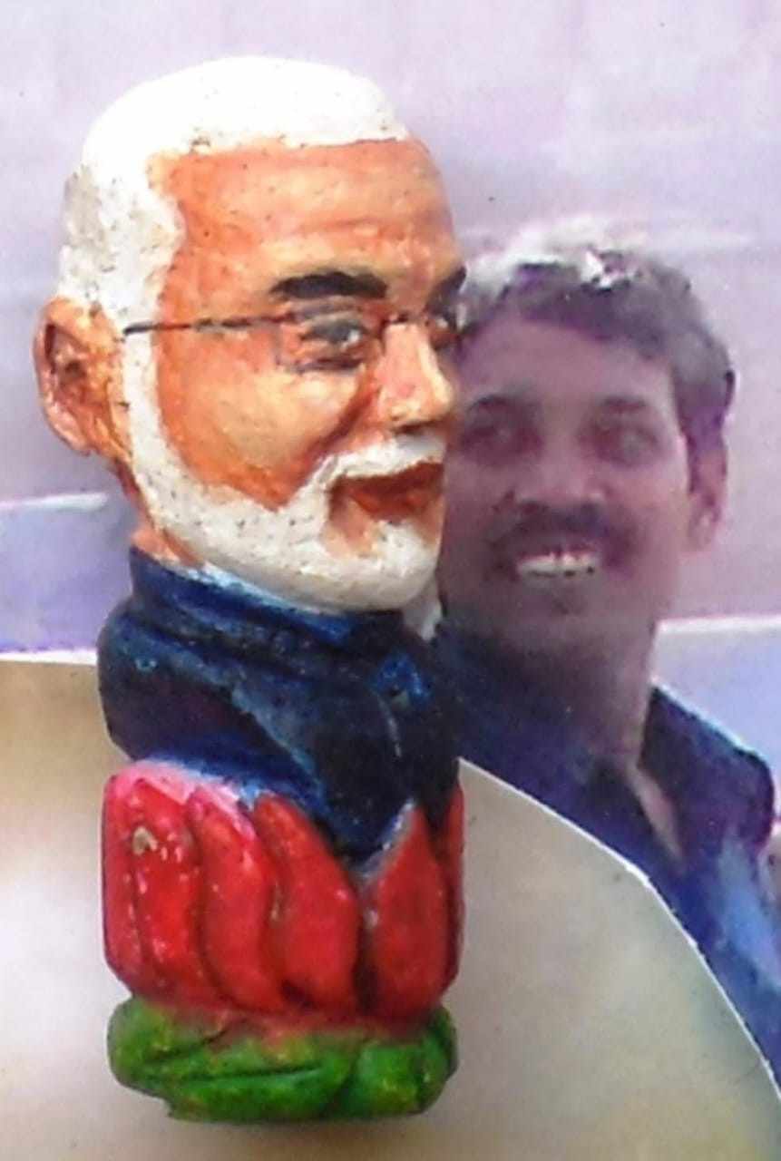 जनदर्शन में अद्भुत दृश्य,भिलाई के अंकुश देवांगन ने मुख्यमंत्री को भेंट की संगमरमर पर बनी प्रधानमंत्री नरेंद्र मोदी की सूक्ष्म प्रतिमा