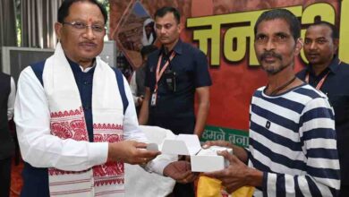 मुख्यमंत्री विष्णुदेव साय ने समझी पीड़ा, तुरंत बढ़ाया कदम, रमन निर्मलकर को सौंपा श्रवण यंत्र