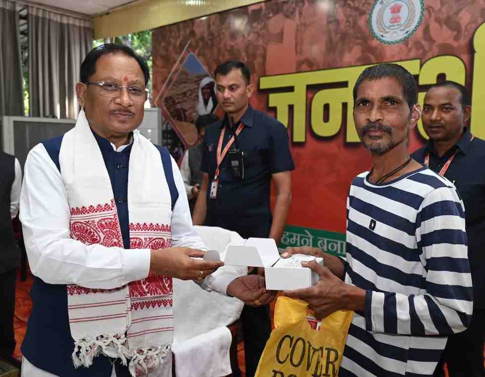 मुख्यमंत्री विष्णुदेव साय ने समझी पीड़ा, तुरंत बढ़ाया कदम, रमन निर्मलकर को सौंपा श्रवण यंत्र मुख्यमंत्री विष्णुदेव साय ने समझी पीड़ा, तुरंत बढ़ाया कदम, रमन निर्मलकर को सौंपा श्रवण यंत्र