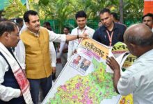 पेंटर शिवकुमार निराला ने मुख्यमंत्री विष्णु देव साय को भेंट किया विशिष्ट ‘राजनीतिक मानचित्र’