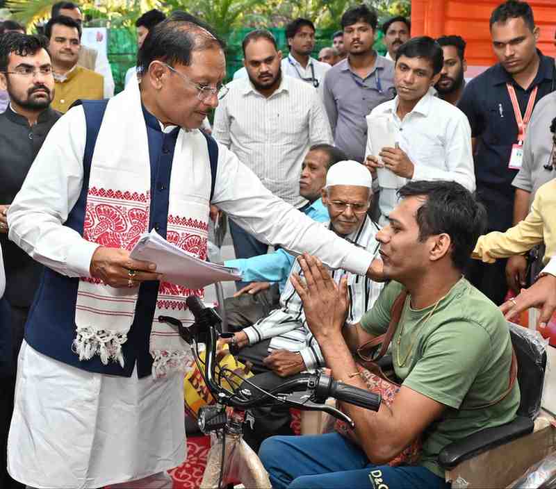 जनदर्शन: मुख्यमंत्री विष्णु देव साय ने आमजन की समस्याएँ सुनीं, मौके पर किया त्वरित समाधान जनदर्शन: मुख्यमंत्री विष्णु देव साय ने आमजन की समस्याएँ सुनीं, मौके पर किया त्वरित समाधान