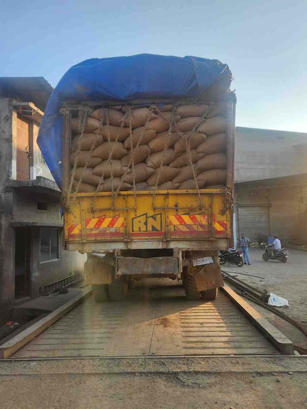 राज्य में अवैध रूप से परिवहन किए जा रहा 19 हजार 320 क्विंटल धान जब्त राज्य में अवैध रूप से परिवहन किए जा रहा 19 हजार 320 क्विंटल धान जब्त