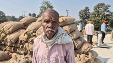 अम्बागढ़ चौकी के कलकसा के किसान धनेश राम ने स्वयं के मोबाइल से कटा टोकन, जताई खुशी अम्बागढ़ चौकी के कलकसा के किसान धनेश राम ने स्वयं के मोबाइल से कटा टोकन, जताई खुशी