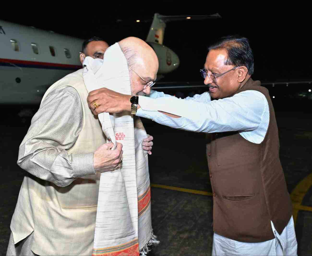 केंद्रीय गृह मंत्री अमित शाह का स्वामी विवेकानंद विमानतल पर मुख्यमंत्री विष्णु देव साय ने किया आत्मीय स्वागत