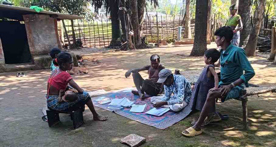 जंगल-पहाड़ों के रास्तों से मतदाताओं तक पहुंच रही टीम