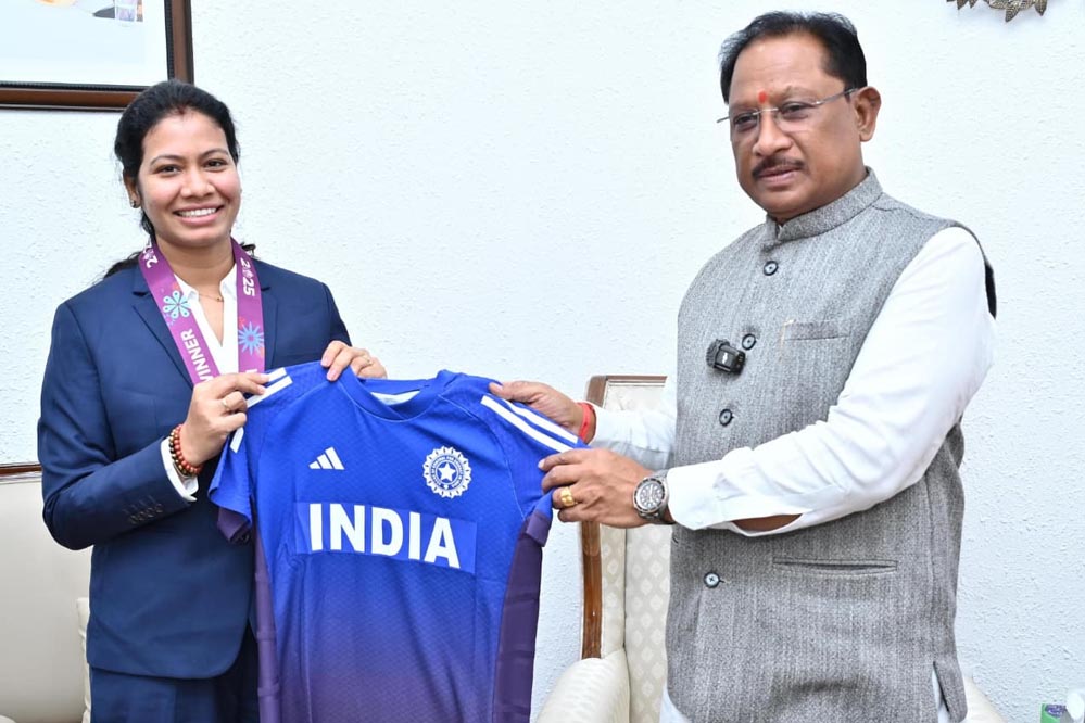 रायपुर : वर्ल्ड कप विजेता भारतीय महिला क्रिकेट टीम की फिजियोथेरेपिस्ट आकांक्षा सत्यवंशी ने मुख्यमंत्री से की मुलाकात
