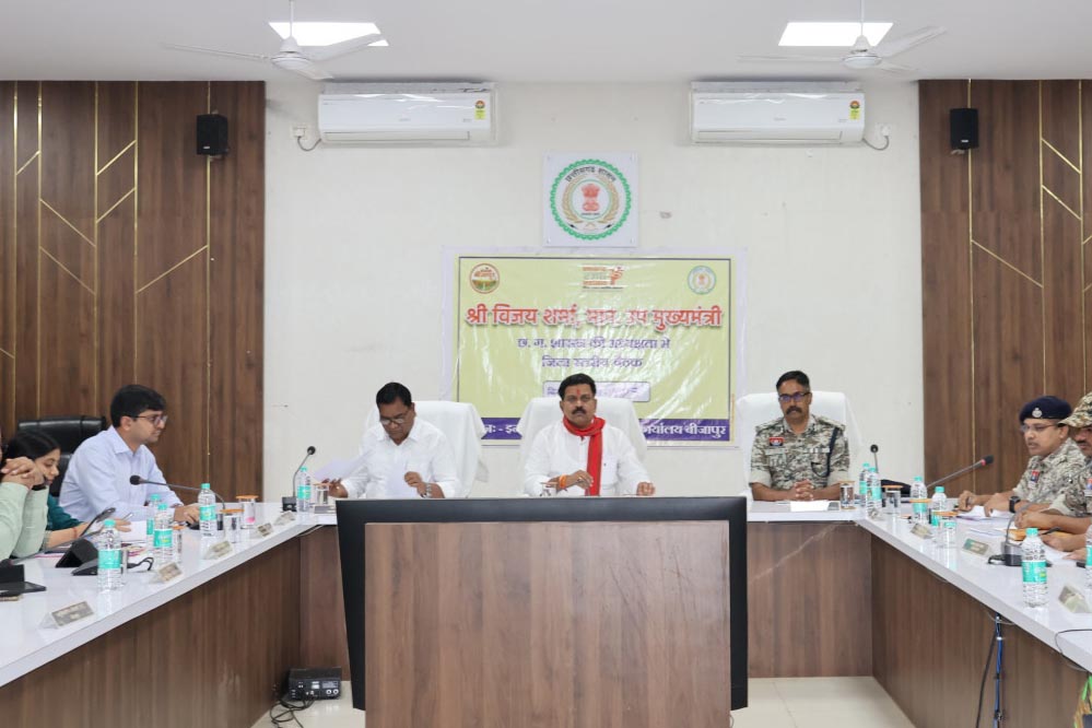 रायपुर : उपमुख्यमंत्री  विजय शर्मा ने बीजापुर में नक्सल उन्मूलन एवं अंदरूनी क्षेत्रों में विकास कार्यों की ली समीक्षा