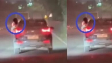सड़क पर अश्लील स्टंट: चलती कार से लड़की ने किया ऐसा हंगामा, कपड़े उतार कर सफर