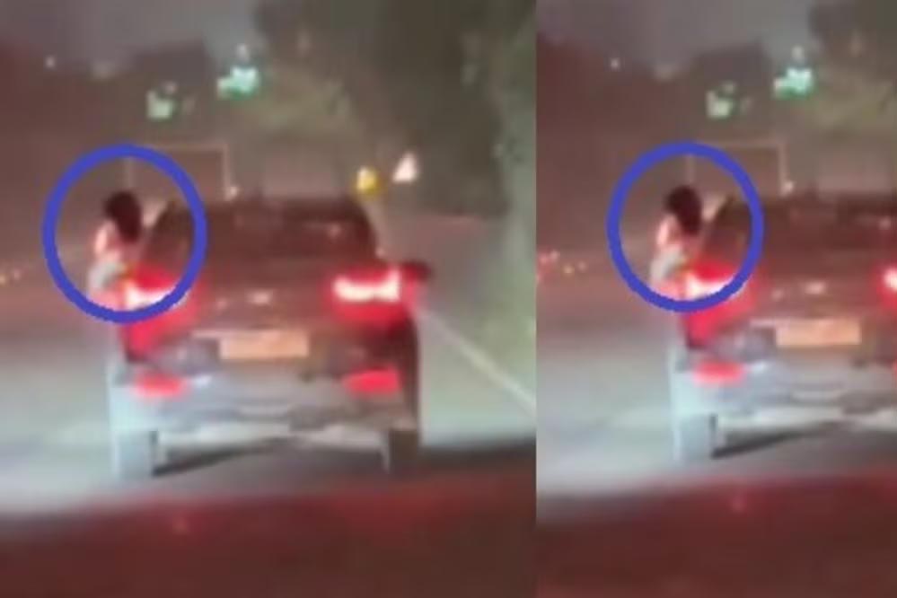 सड़क पर अश्लील स्टंट: चलती कार से लड़की ने किया ऐसा हंगामा, कपड़े उतार कर सफर सड़क पर अश्लील स्टंट: चलती कार से लड़की ने किया ऐसा हंगामा, कपड़े उतार कर सफर