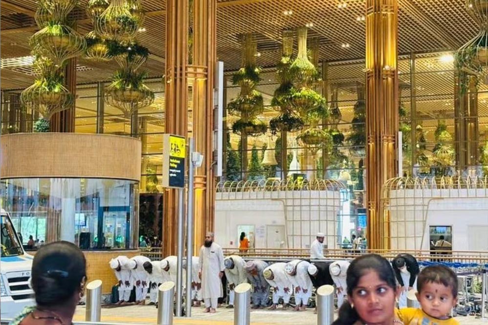बेंगलुरु एयरपोर्ट पर सामूहिक नमाज पर विवाद, बीजेपी ने सिद्धारमैया पर जताई नाराजगी बेंगलुरु एयरपोर्ट पर सामूहिक नमाज पर विवाद, बीजेपी ने सिद्धारमैया पर जताई नाराजगी