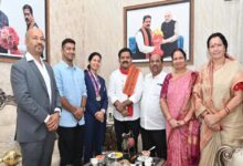 रायपुर : उपमुख्यमंत्री  विजय शर्मा मिले वर्ल्ड कप विजेता भारतीय महिला क्रिकेट टीम की फिजियोथेरेपिस्ट आकांक्षा सत्यवंशी से, दी शुभकामनाएं