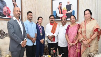 रायपुर : उपमुख्यमंत्री  विजय शर्मा मिले वर्ल्ड कप विजेता भारतीय महिला क्रिकेट टीम की फिजियोथेरेपिस्ट आकांक्षा सत्यवंशी से, दी शुभकामनाएं