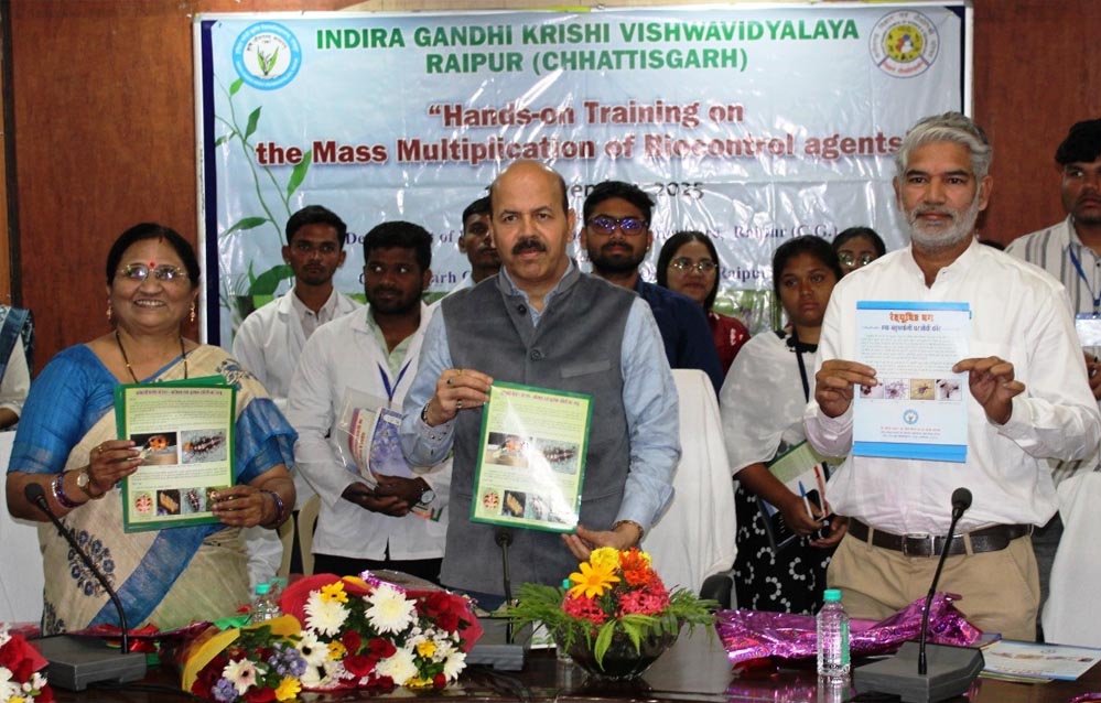 रायपुर : फसलों में बीमारियों के नियंत्रण के लिए जैव नियंत्रकों का उपयोग करें : डॉ. चंदेल