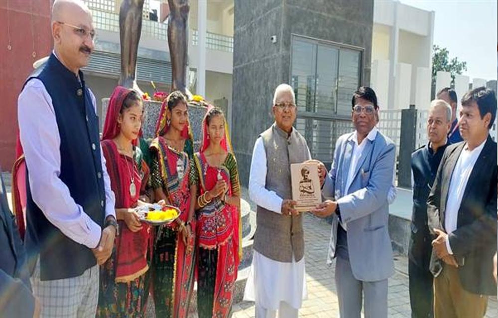 राज्यपाल पटेल ने गुजरात के बिरसा मुंडा जनजातीय विश्वविद्यालय राजपीपला का किया भ्रमण राज्यपाल पटेल ने गुजरात के बिरसा मुंडा जनजातीय विश्वविद्यालय राजपीपला का किया भ्रमण