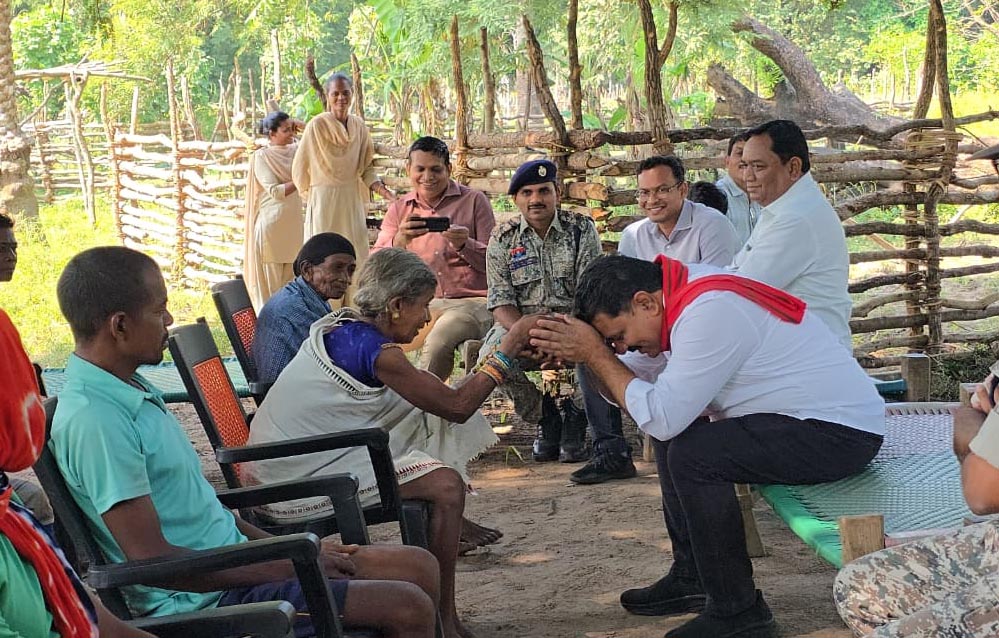 रायपुर : नक्सल लीडरों के परिजनों से मुलाकात कर उपमुख्यमंत्री ने की पुनर्वास की अपील