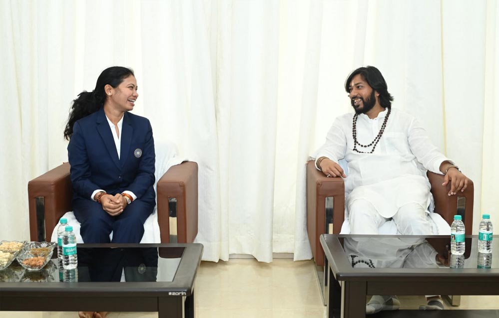 रायपुर : भारतीय महिला क्रिकेट टीम की फिजियोथैरेपिस्ट आकांक्षा सत्यवंशी ने की मंत्री एवं सतनामी समाज के गुरु खुशवंत साहेब से सौजन्य भेंट