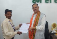 रायपुर : स्वास्थ्य मंत्री  श्याम बिहारी जायसवाल को बीएलओ ने सौंपा ईएफ फॉर्म