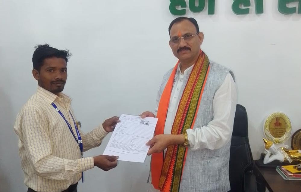 रायपुर : स्वास्थ्य मंत्री  श्याम बिहारी जायसवाल को बीएलओ ने सौंपा ईएफ फॉर्म