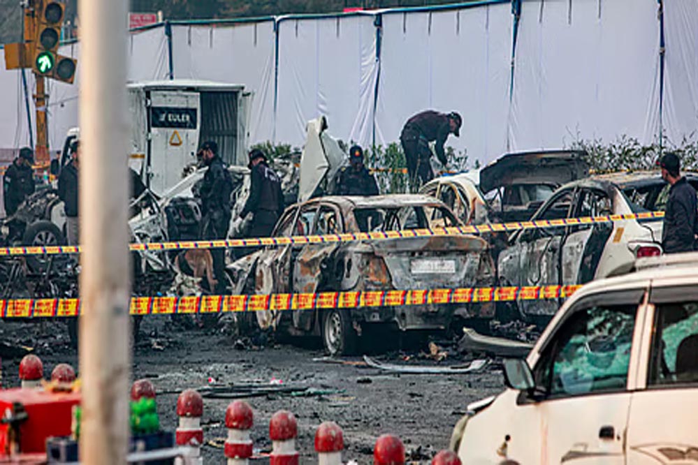 दिल्ली ब्लास्ट में नया खुलासा: मिली मिसिंग लाल ब्रेजा कार, कश्मीर में 500 ठिकानों पर छापेमारी दिल्ली ब्लास्ट में नया खुलासा: मिली मिसिंग लाल ब्रेजा कार, कश्मीर में 500 ठिकानों पर छापेमारी