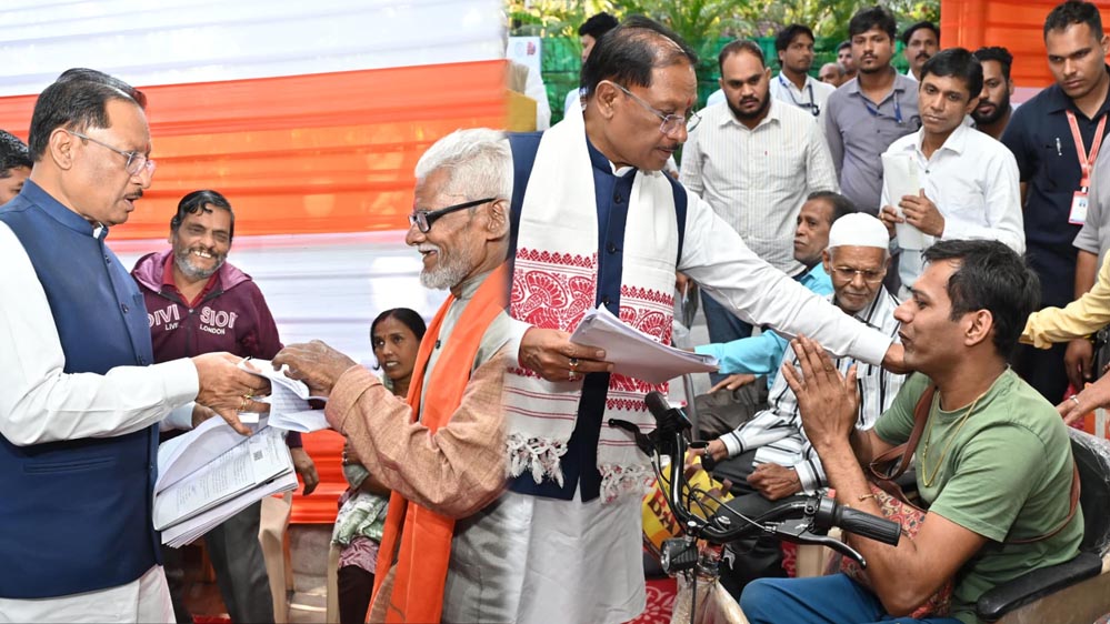 रायपुर : जनदर्शन : मुख्यमंत्री विष्णु देव साय ने आमजन की समस्याएँ सुनीं, मौके पर दिए त्वरित समाधान