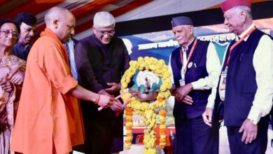 विदेशी इतिहासकारों की शरारत को पीछे छोड़कर, इतिहास के गौरव-गरिमा से जुड़े पन्ने सहेजने का काम करती है लोककला व लोकगीतः योगी आदित्यनाथ