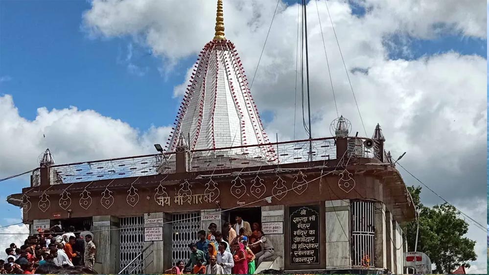 मां शारदा मंदिर में चोरी: 2kg चांदी के छत्र और सोने के नथ गायब, पुजारी पर शक मां शारदा मंदिर में चोरी: 2kg चांदी के छत्र और सोने के नथ गायब, पुजारी पर शक