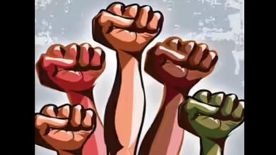 बैतूल में संविदा कर्मचारियों का अनोखा प्रदर्शन, थाली-चम्मच-लोटा बजाकर आदिवासी विकास विभाग के खिलाफ आंदोलन