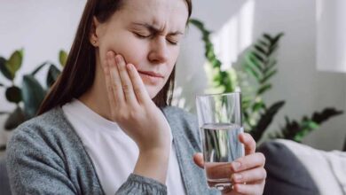 ठंड बढ़ी तो दांत क्यों चुभने लगे? जानें सर्दियों में सेंसिटिविटी के कारण और उपाय ठंड बढ़ी तो दांत क्यों चुभने लगे? जानें सर्दियों में सेंसिटिविटी के कारण और उपाय