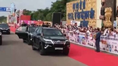 नवा रायपुर में प्रधानमंत्री मोदी का भव्य रोड शो, जनता ने उत्साह से किया स्वागत नवा रायपुर में प्रधानमंत्री मोदी का भव्य रोड शो, जनता ने उत्साह से किया स्वागत