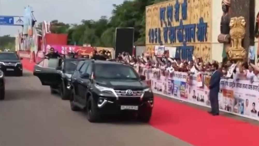 नवा रायपुर में प्रधानमंत्री मोदी का भव्य रोड शो, जनता ने उत्साह से किया स्वागत नवा रायपुर में प्रधानमंत्री मोदी का भव्य रोड शो, जनता ने उत्साह से किया स्वागत