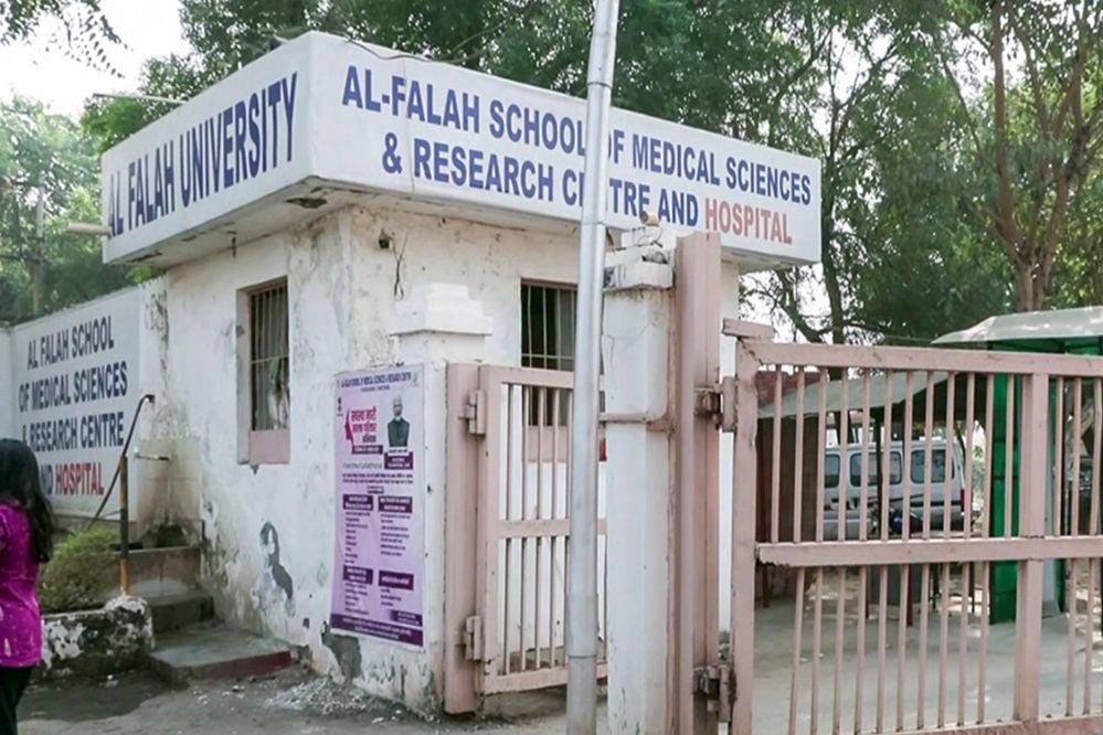 अल फलाह के चेयरमैन के मकान पर बुलडोजर कार्रवाई, नोटिस चस्पा और 3 दिन की मोहलत अल फलाह के चेयरमैन के मकान पर बुलडोजर कार्रवाई, नोटिस चस्पा और 3 दिन की मोहलत