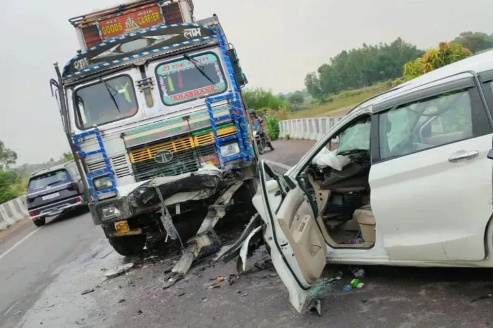 गुना में तेज रफ्तार कार ट्रक से भिड़ी, तीन दोस्तों की मौके पर मौत